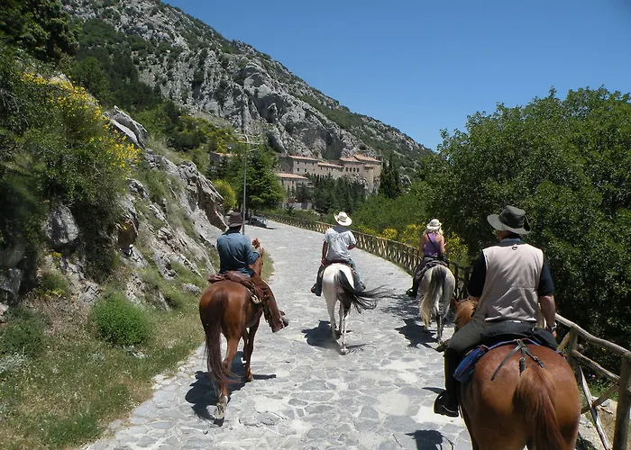 לינה וארוחת בוקר Montagne Rocciose 3*